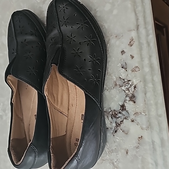 Clarks  cushion loafers size 7M US good used condition please look at pictures - Picture 2 of 4